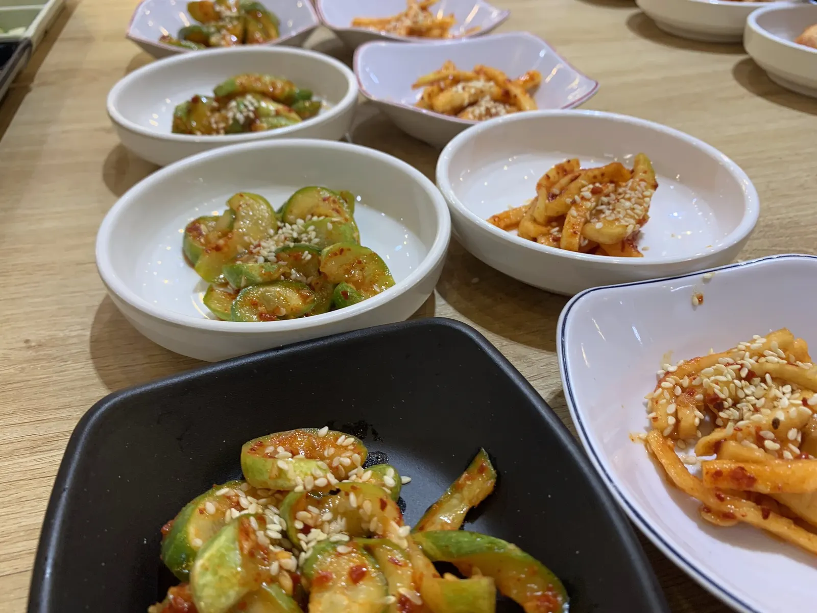 Banchan là gì? Các món ăn kèm thịt nướng và bữa cơm của người Hàn