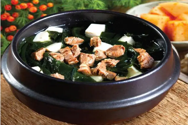 Canh rong biển thịt bò kèm cơm tại Gogizip BBQ