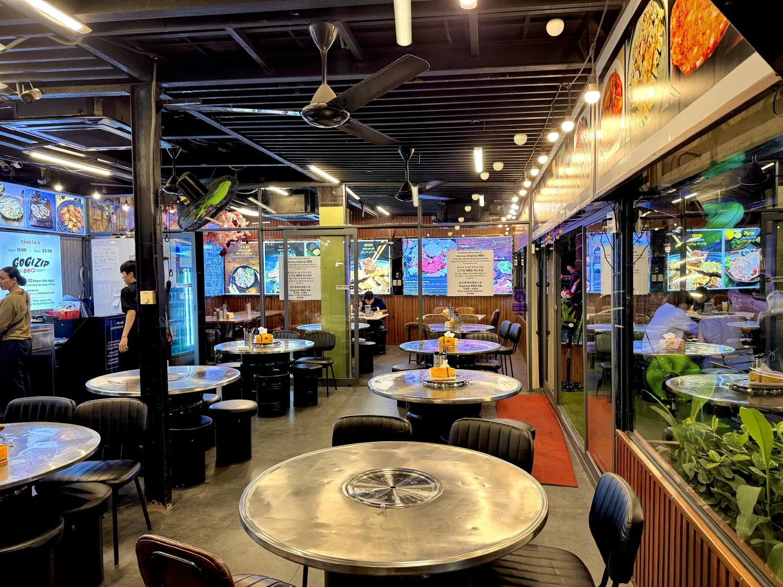 Khu điều hòa mở thoáng mát tại Gogizip BBQ