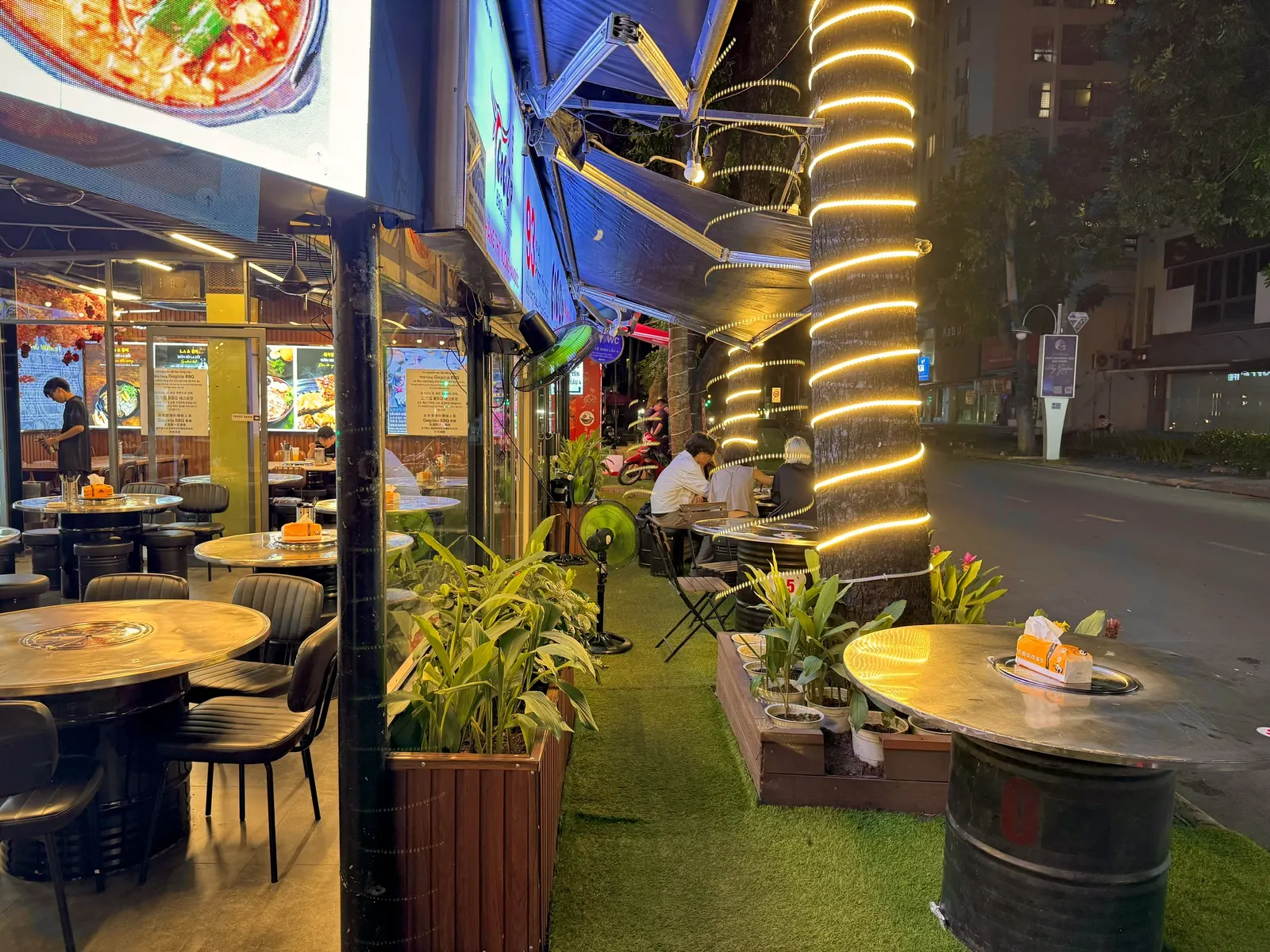 Khu ngoài trời thoáng đãng tại Gogizip BBQ
