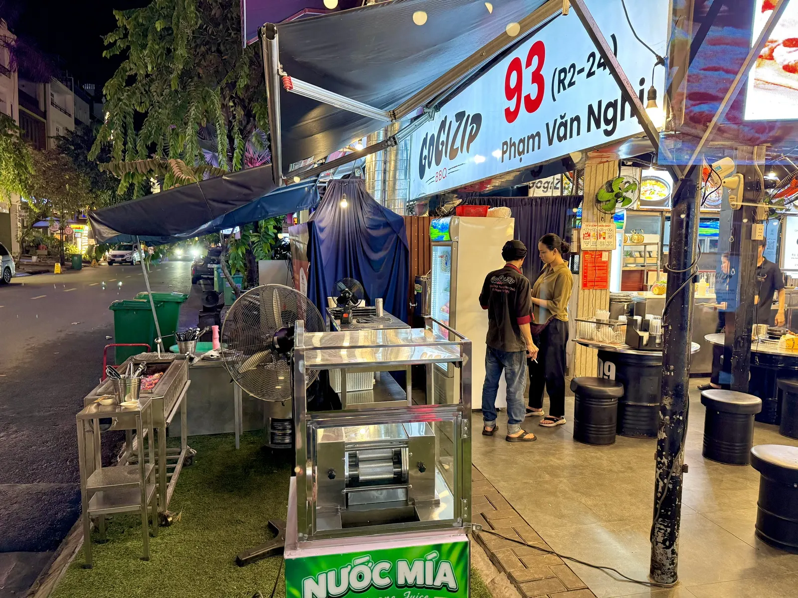 Khu ngoài trời có cỏ và cây xanh